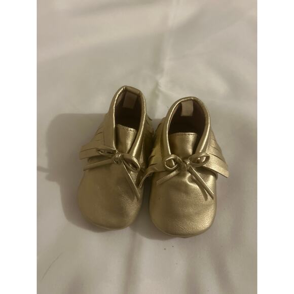 Old Navy Rose Gold Baby Girl Moccasins Size 2 Crib Shoes Fringe Slip On - Picture 2 of 4